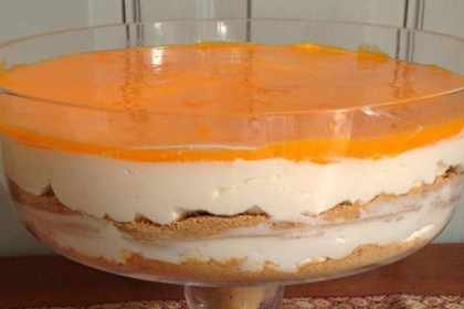 natas do ceu em uma travessa redonda transparente sobre uma mesa.