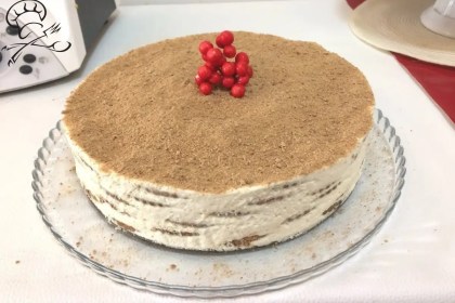 bolo de bolacha no formato redondo sobre um prato transparente