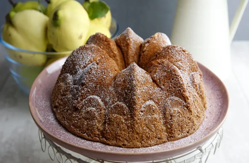 Bolo de Marmelada e Nozes com Doce de Ovos
