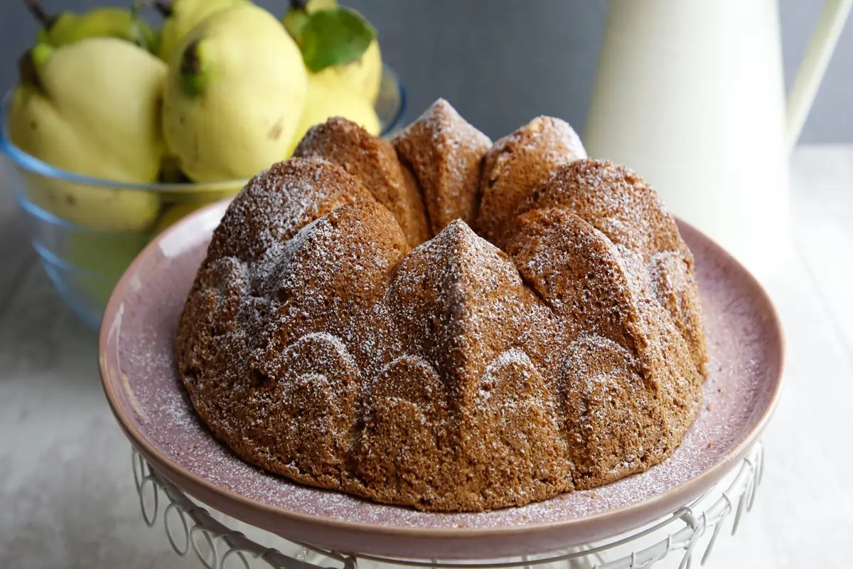 Bolo de Marmelada e Nozes com Doce de Ovos