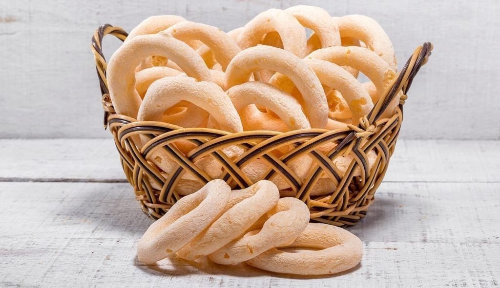 biscoitos de polvilho em uma cesta