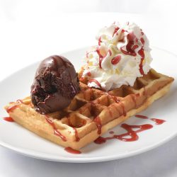waffle-com-gelado-e-chocolate