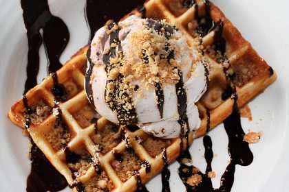waffle-com-gelado-e-com-chocolate