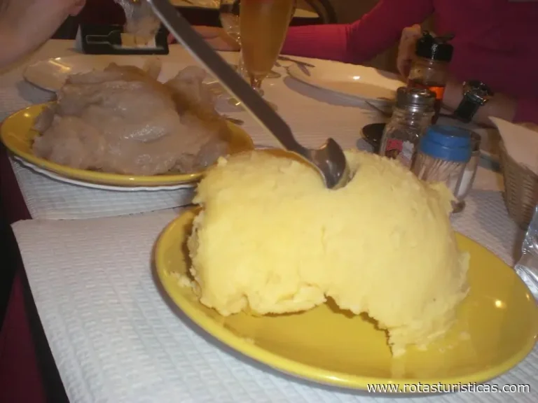 Funge de Milho A Tradição e Delícia da Culinária Angolana 2